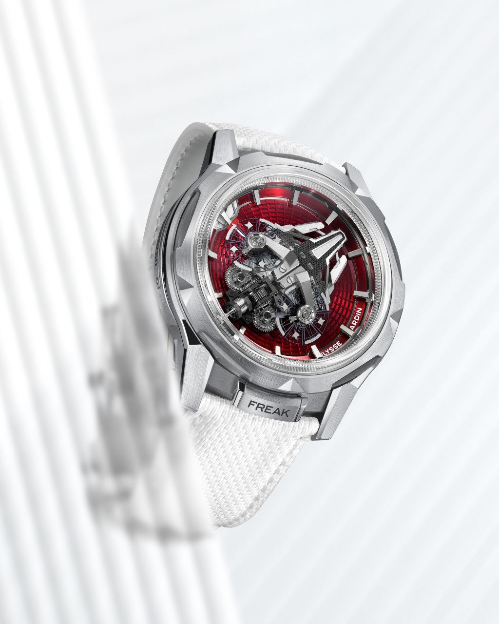 Ulysse Nardin Freak S Enamel（濃絳紅），錶殼：45mm鈦金屬/ 機芯：UN-251自動/ 限量：各50枚/ 售價：$1,315,800。