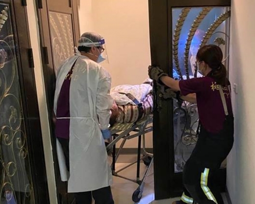 台灣一名獨居男子倒臥家2日險死。中時圖片