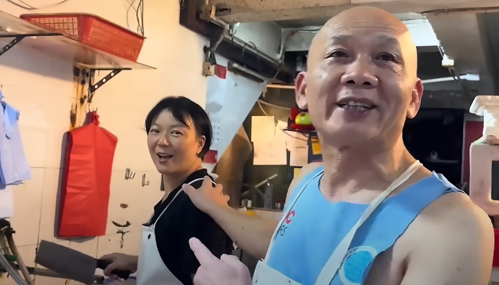恩記龍躉大王老闆吳伯恩(右)與太太(左)最近頻頻接受內地網紅訪問。