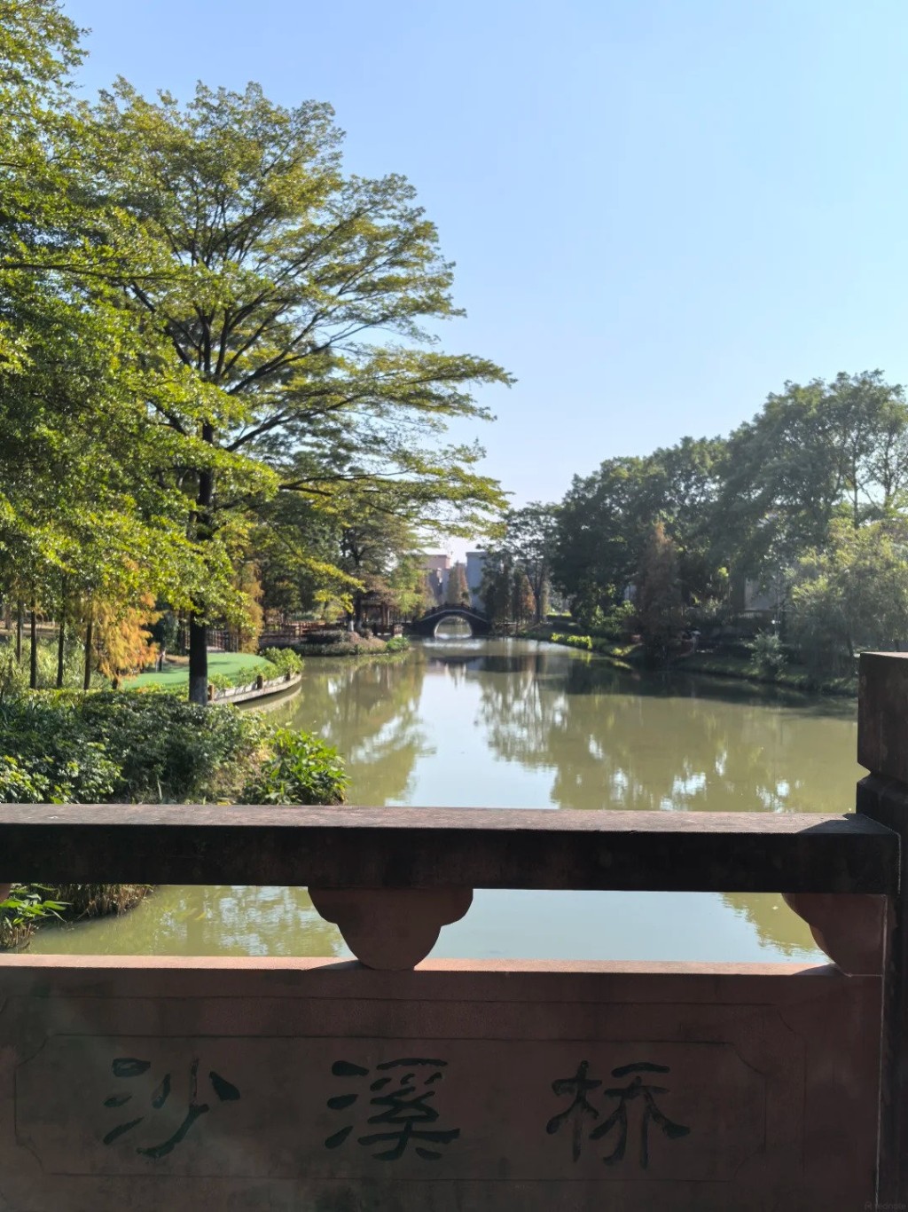 翰林湖農業公園的「沙溪橋」與清澈河道景觀,沿岸綠樹成蔭、環境幽靜。 翰林湖農業公園的「沙溪橋」與清澈河道景觀,沿岸綠樹成蔭、環境幽靜。