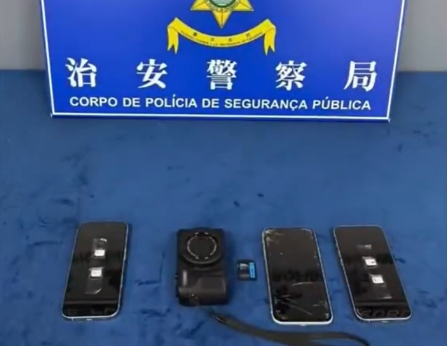 警方检获的手机及相机。
