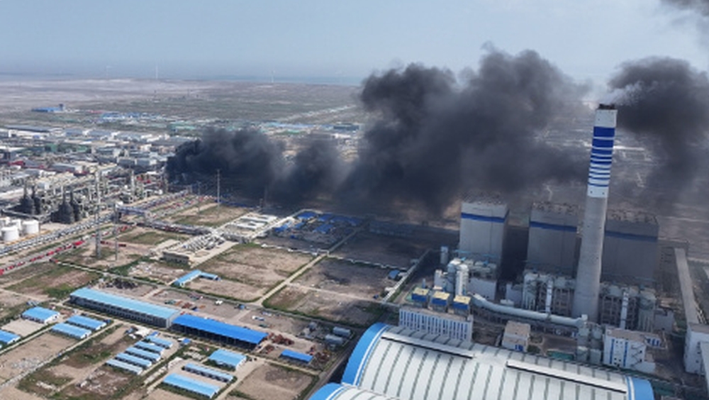 天津一化工廠起火，黑煙四起。網片截圖