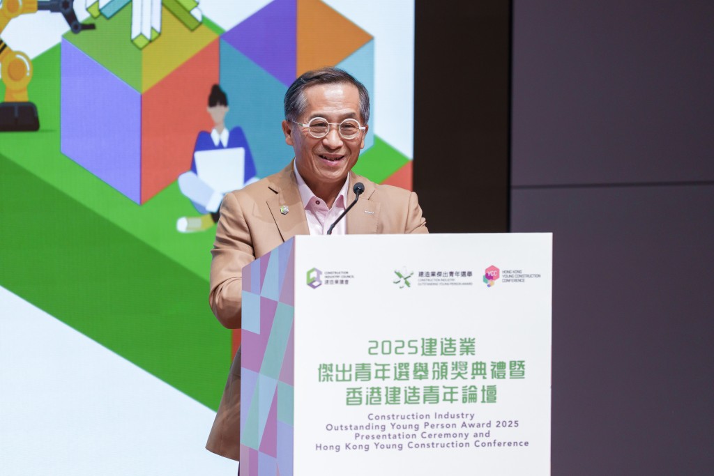 建造業議會主席何安誠教授工程師致開幕辭,恭賀本屆建造業傑出青年。 建造業議會主席何安誠教授工程師致開幕辭,恭賀本屆建造業傑出青年。