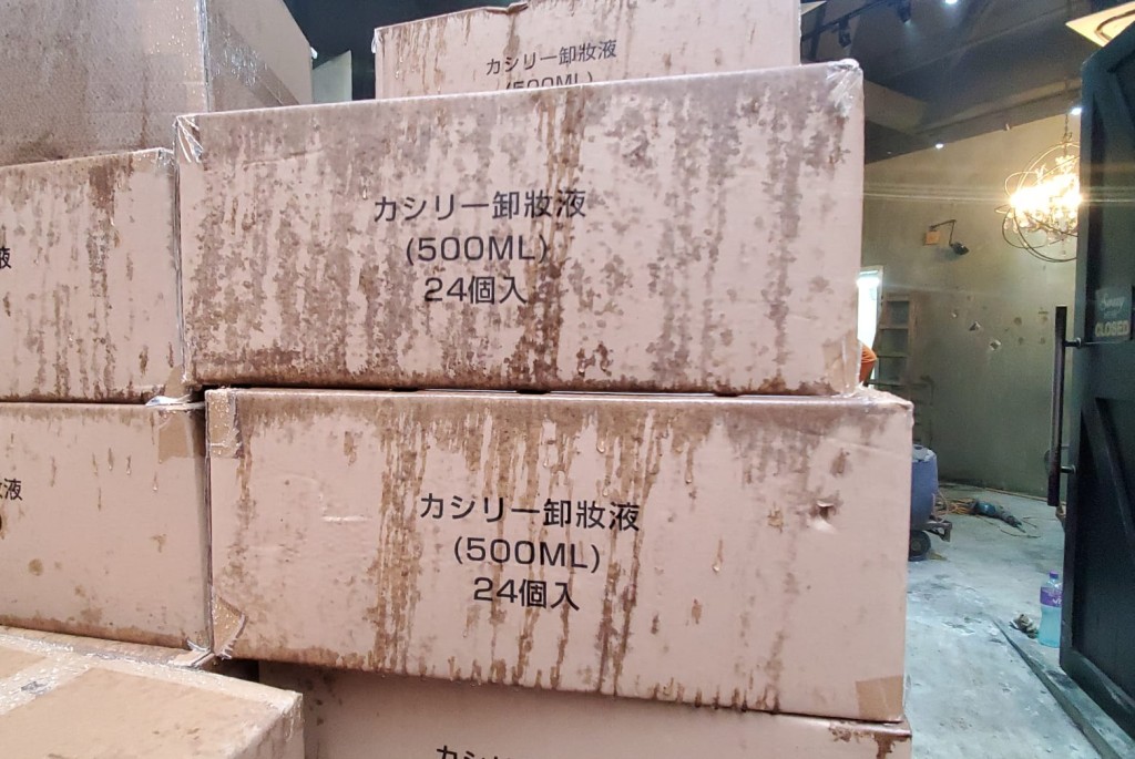 旺角街頭有一批貨物被人棄置。
