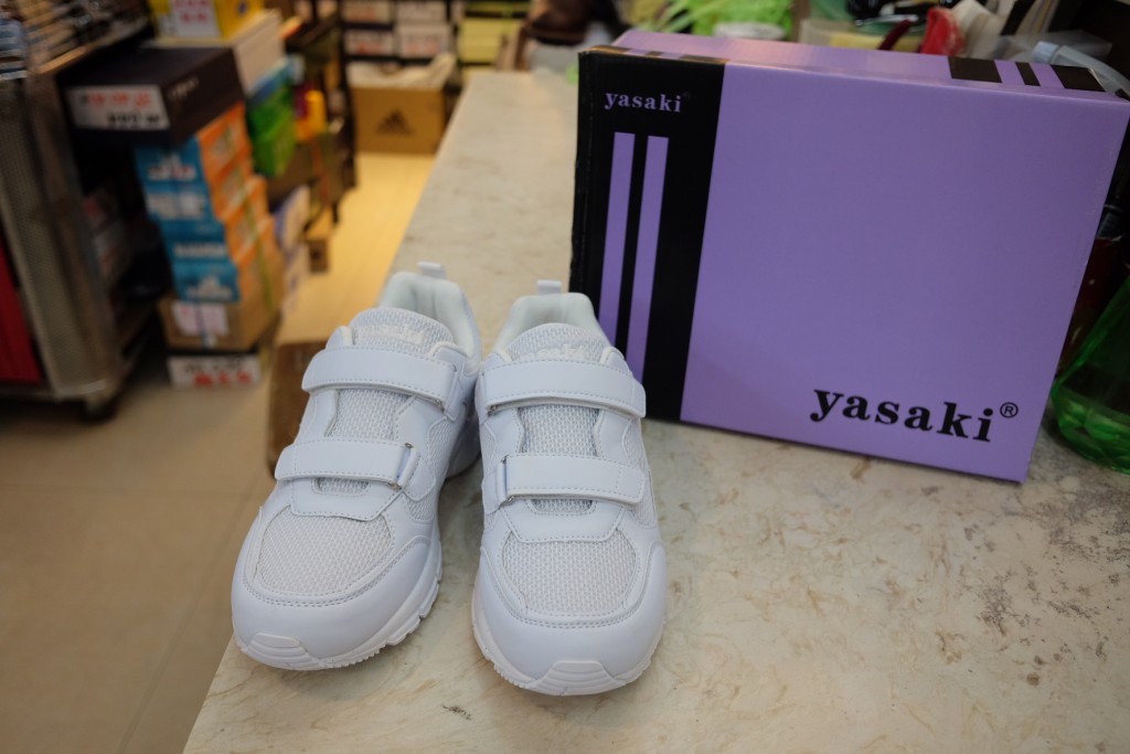 Yasaki魔術貼白波鞋為目前最暢銷的鞋款，主要用於兒童上體育課。(莫家文攝)