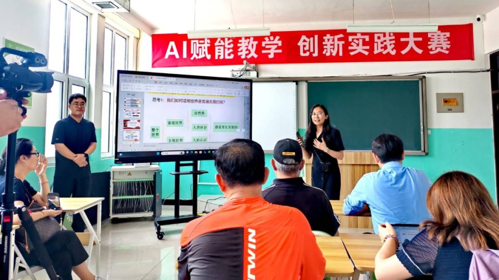 贊皇中學課室有各種智能化教學設備。楊浚源攝