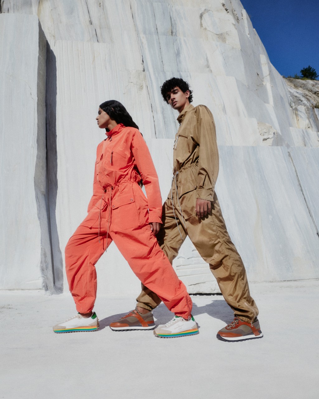 新作款式包括配以招牌的經典彩虹鞋鞋底設計元素版本，以及飾以標志性Gancini圖案的款式。