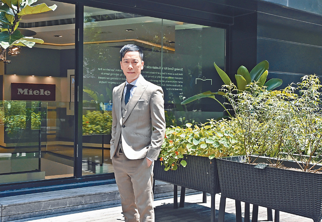 ■銅鑼灣旗艦店設有機農場，讓顧客親歷自家種的蔬菜，「從農場到餐桌」的經驗。
