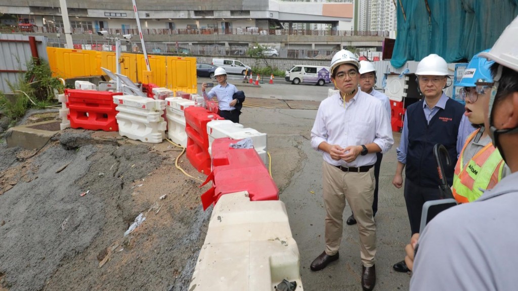 食環署署長吳文傑到安達邨附近一帶地盤和其他公眾地方巡視清除積水和防蚊滅蚊工作。
