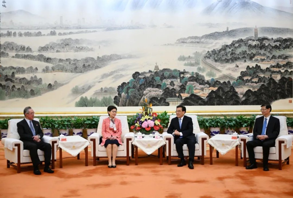 圖為2023年林鄭月娥訪南京，與江蘇省委書記信長星和省長許昆林會面。