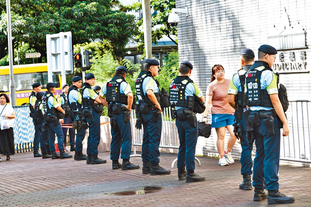警方在法院外嚴密布防。