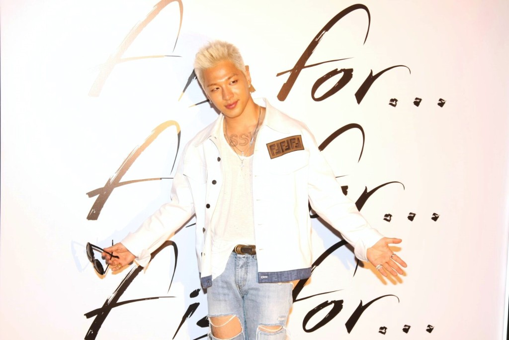 太陽讓傳媒拍照30秒後,快閃進場。