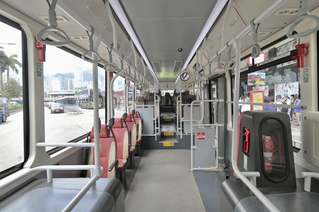 ●單層巴士提供81座位包括4位關愛座，還有停泊輪椅空間。