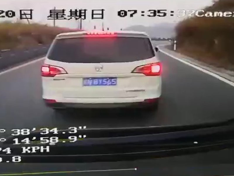 劉婦開的白色汽車爬頭後再S形前行,強行將巴士逼停。(網圖)