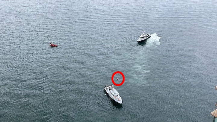 水警轮到蓝湾半岛对开海面救助堕海男子(红圈)。蓝湾半岛小社区facebook群组图片