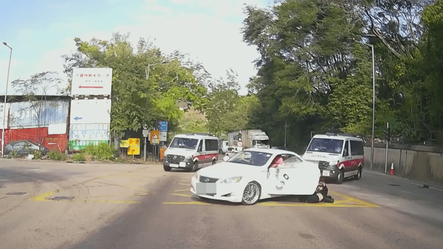 凌志在路口180度調頭，副駕一名乘客更被抛出車外。