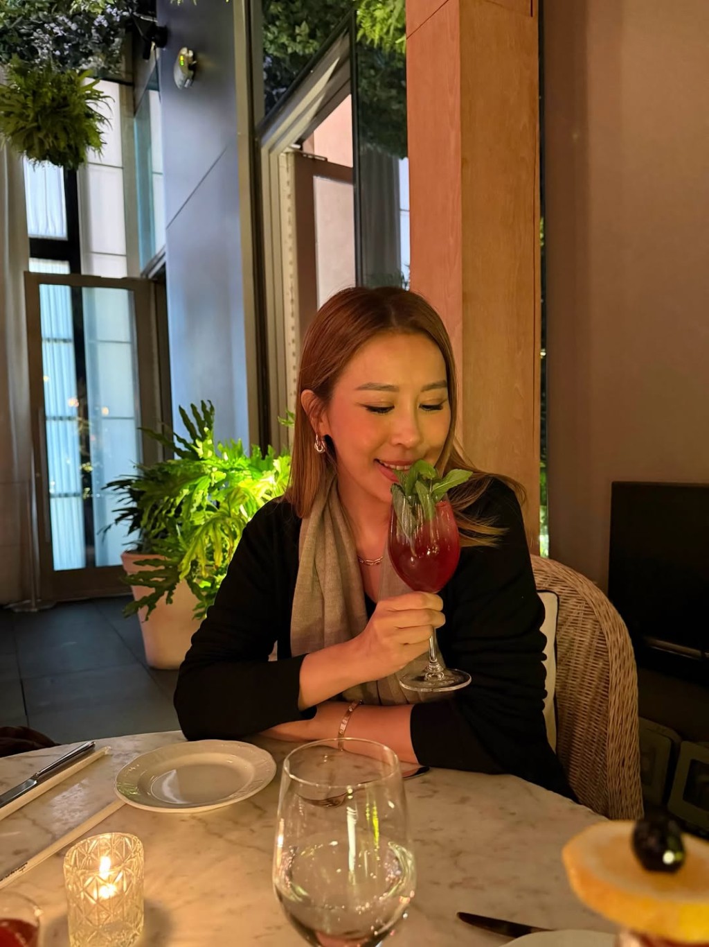曹敏莉近日與子女到美國。