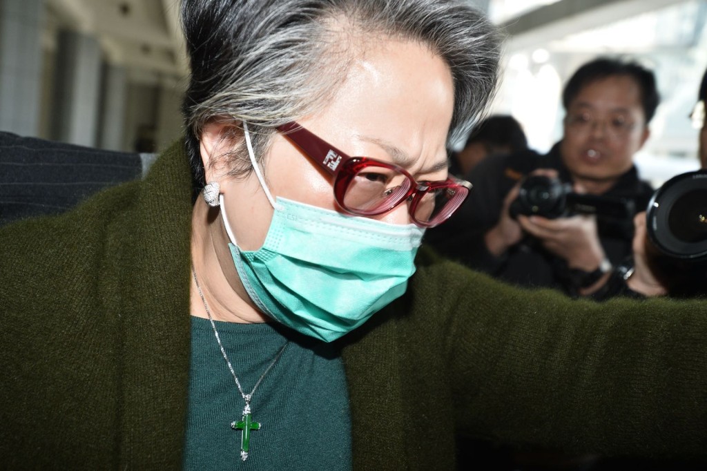 首被告周向榮太太面露傷感。