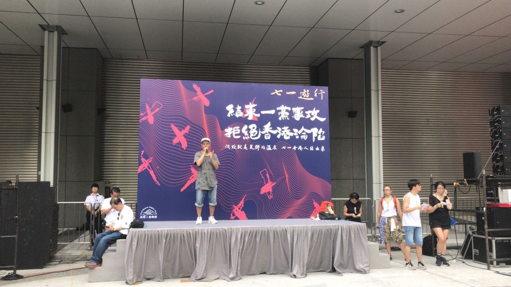 隊伍龍頭遊行約兩小時,於五時多抵達政府總部東翼的公民廣場
