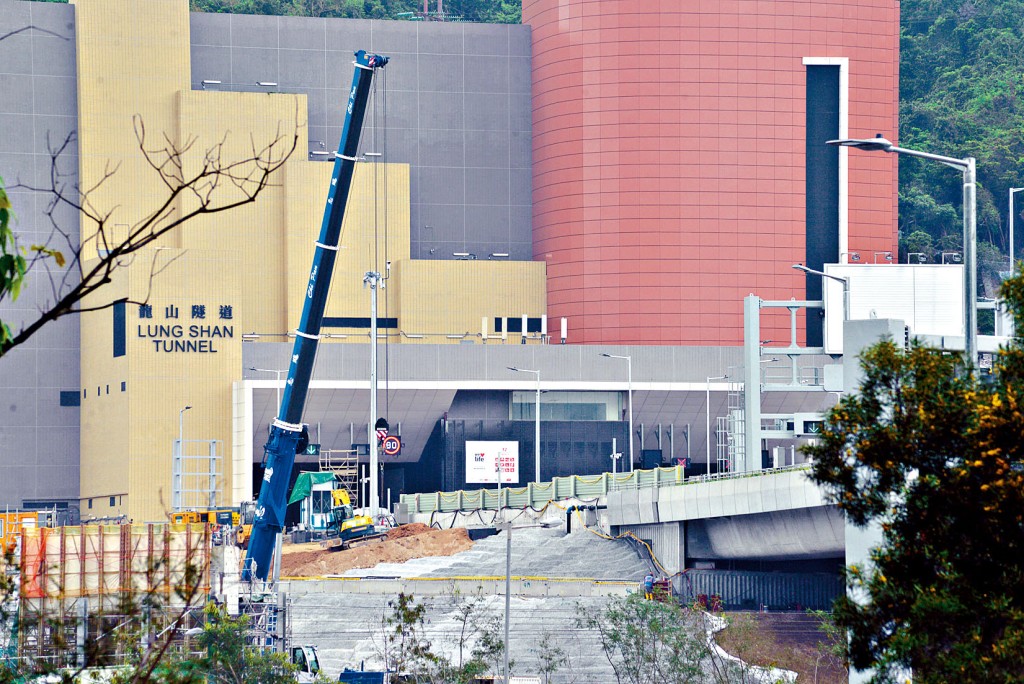 全港最长陆上行车隧道龙山隧道，最快本月下旬率先通车。