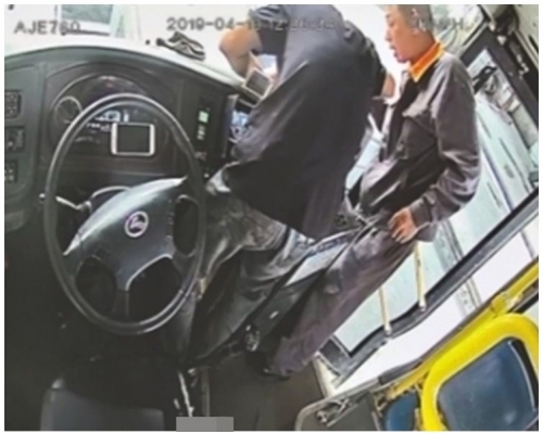 兩名技工拆開車前擋風玻璃下方的兩塊擋板撥出手機。網圖