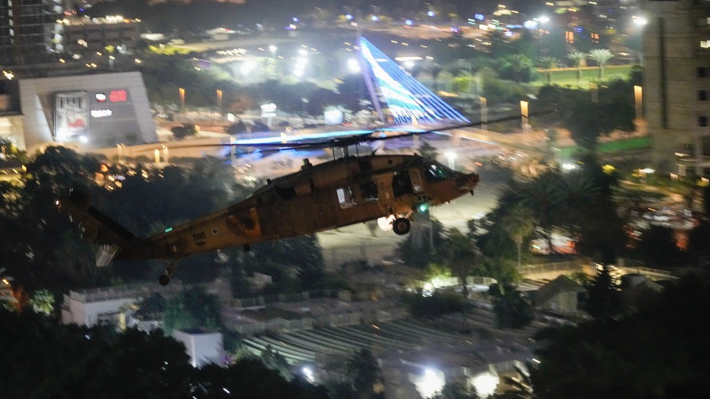 接载哈马斯人质的直升机飞抵以色列佩塔提克瓦。 美联社