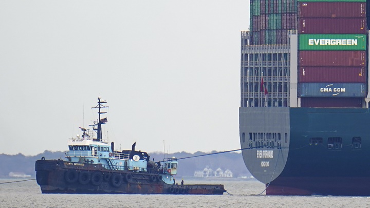 长荣「长程轮」在美国海岸搁浅大半个月仍未脱困。AP图片