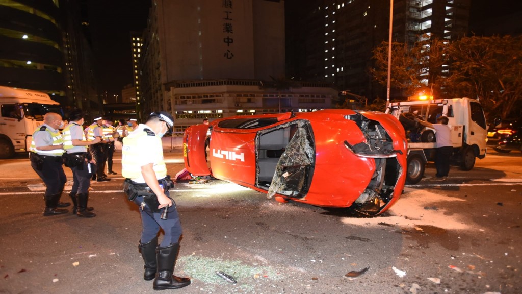 一輛私家車於三號幹線撞壆翻側，司機受傷送院。