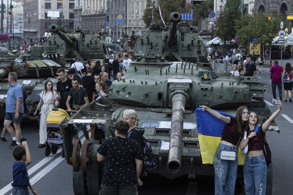 贫铀弹可帮助乌克兰摧毁俄罗斯的坦克。美联社