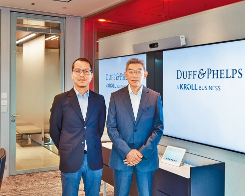 道衡估值諮詢服務董事總經理李成安(左)表示，能源和材料供不應求，導致成本上升。