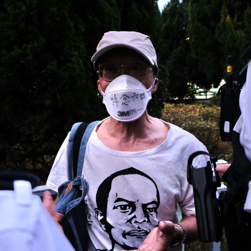 劉山青穿上李旺陽肖像T恤，及戴上寫有「悼念六四」字樣口罩。吳文遠fb圖片