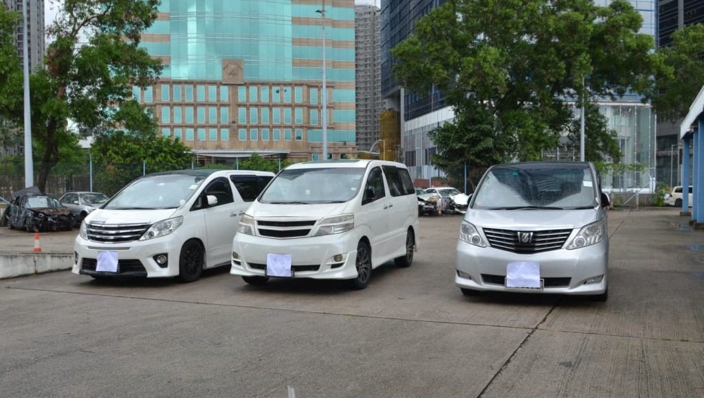 被扣查的三輛中港白牌車。林思明攝