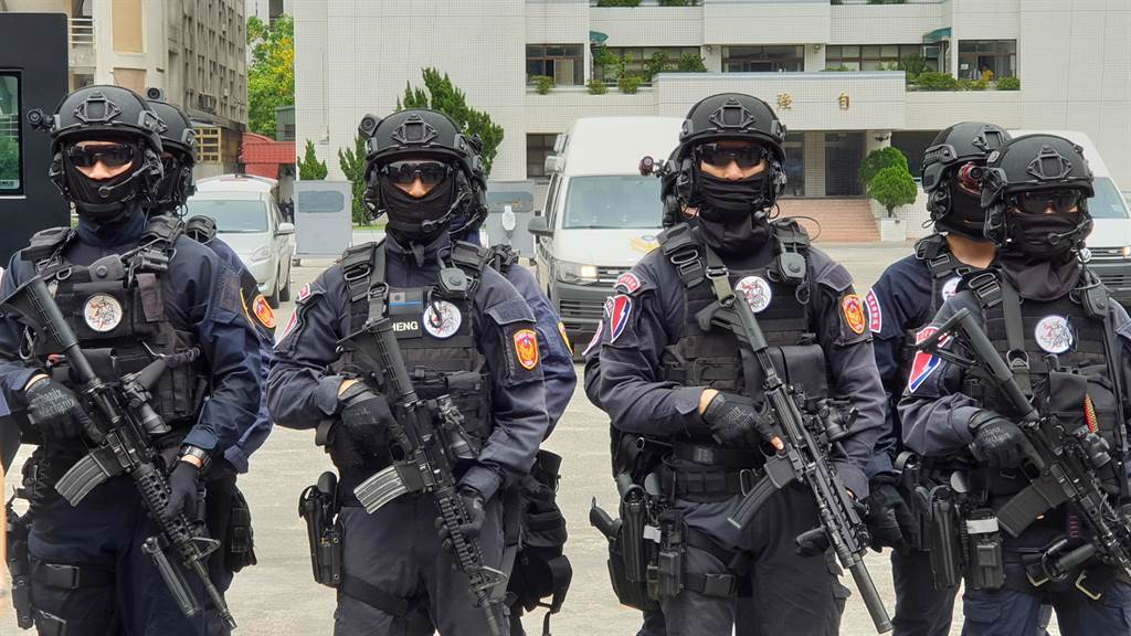台灣特警的裝備接近軍隊。
