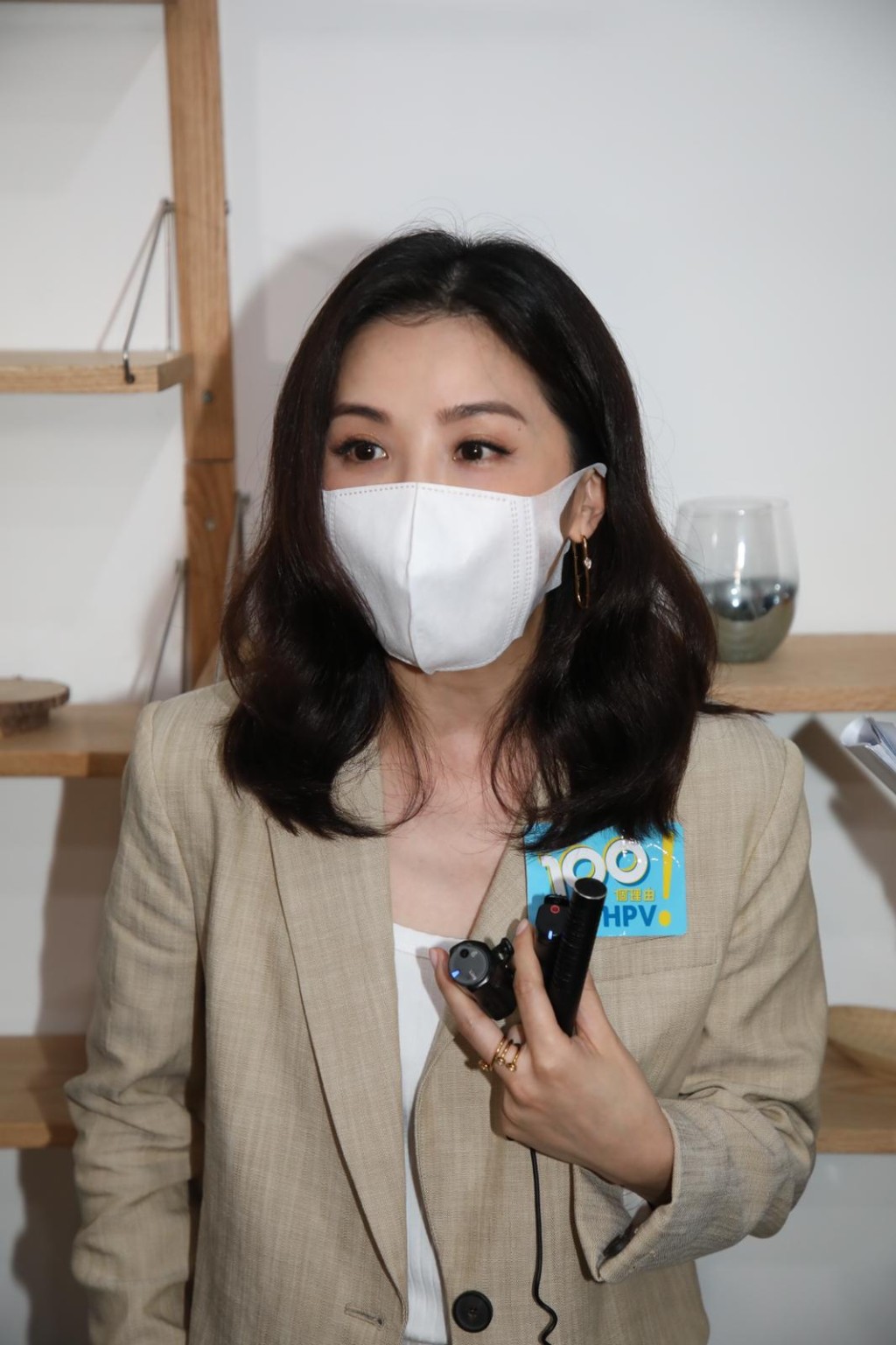 因為疫情影響,曾經雪咗卵嘅阿Sa話唔想BB一出世要戴口罩,所以遲啲再諗。