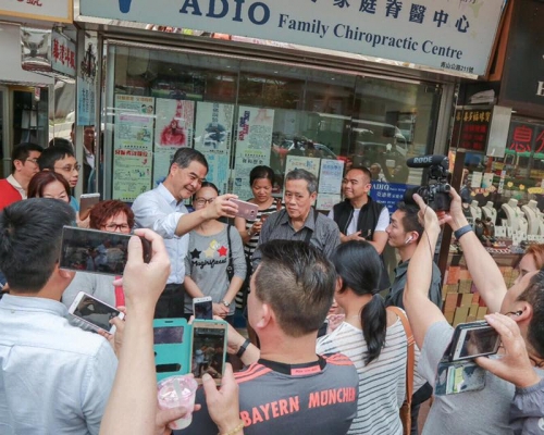 梁振英與市民合照。梁振英ＦＢ圖片