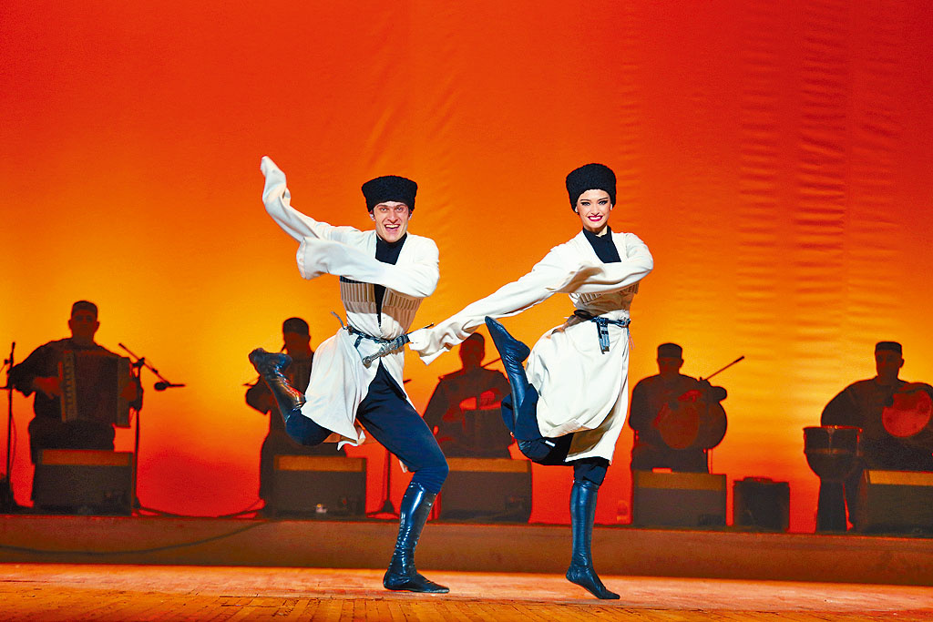舞蹈團的演出融入格魯吉亞文化的故事元素，既有聚會狂歡的場面，也有具代表性的傳統雙人舞等，觀眾可以感受到當地的風土人情和深厚的文化底蘊。