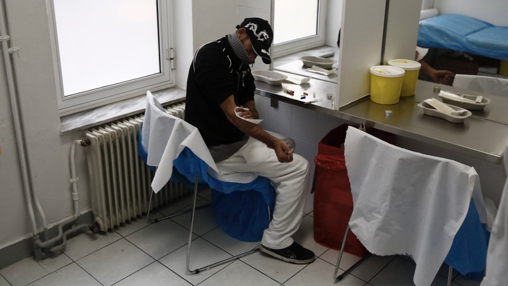 吸毒者在雅典一個受監管的「吸毒室」準備注射麻醉藥物。 路透社