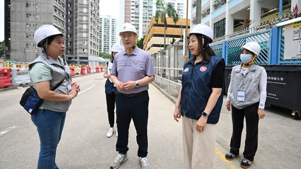 卓永興(左二)今日(五月一日)到大埔宏福苑視察上樓安排,並與地區服務及關愛隊伍義工交談。旁為民政事務總署署長杜潔麗(右二)。 卓永興(左二)今日(五月一日)到大埔宏福苑視察上樓安排,並與地區服務及關愛隊伍義工交談。旁為民政事務總署署長杜潔麗(右二)。