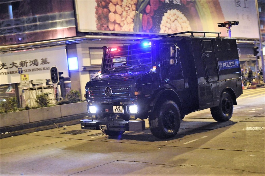 兩輛「銳武」裝甲車尾隨警員。