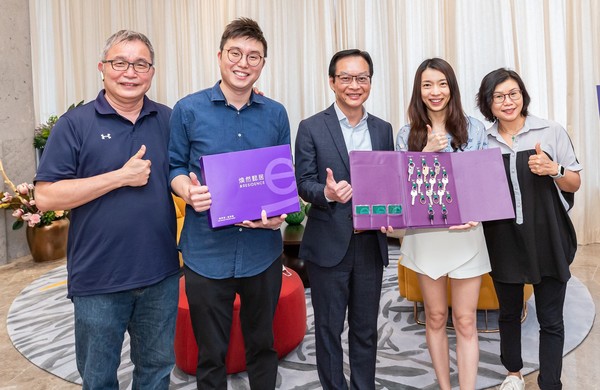 韋志成(中)迎接首個家庭戶吳先生(左二)與吳太(右二)前來收取單位。吳先生的父母亦陪同分享喜悅。摯誠.志成(網誌)