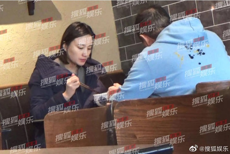 2人一起外出用膳。翻攝搜狐娛樂微博