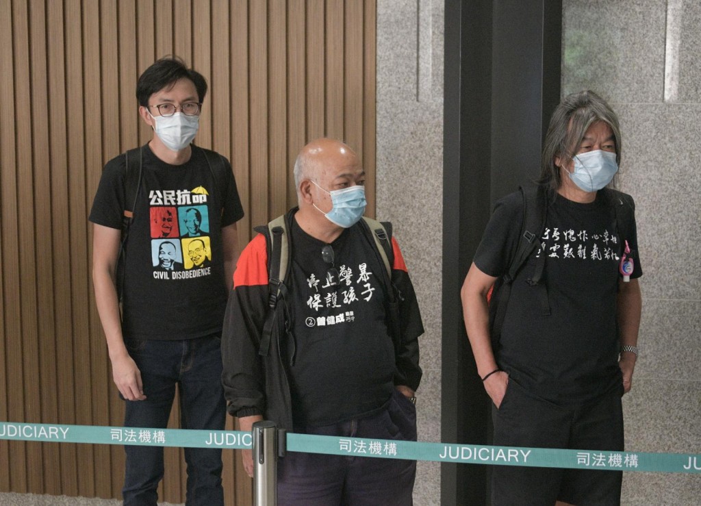 梁國雄等人抵達法庭。