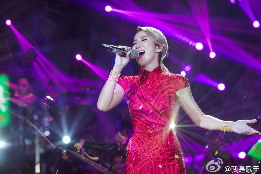 李玟2016年参加《我是歌手》时，更着上当年于奥斯卡穿着的旗袍，唱出《卧虎藏龙》主题曲《月光爱人》。