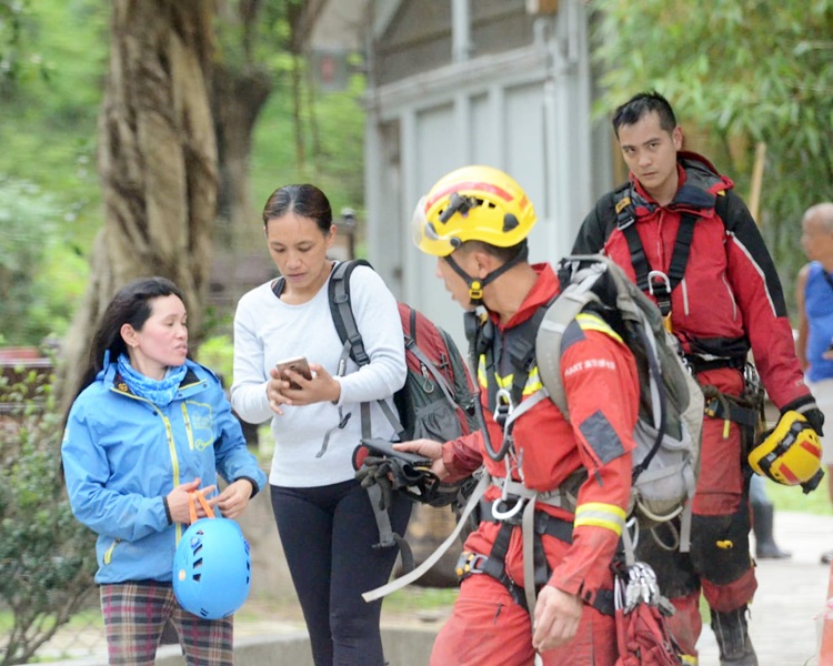 其餘5名無受傷的女子,在消防帶領下返回馬鞍山郊野公園入口。