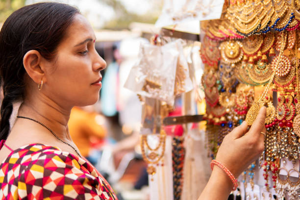 印度人穿金戴银是民族传统。