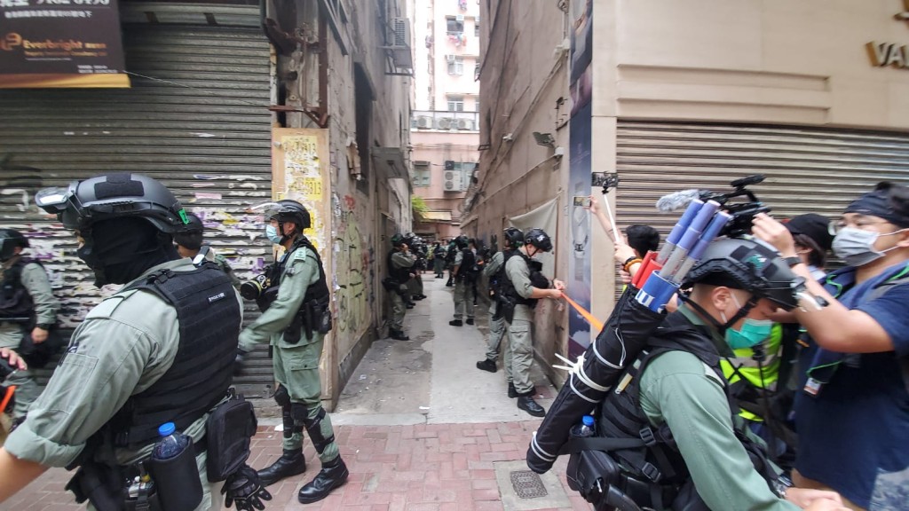 防暴警在波斯富街橫巷截查多人。