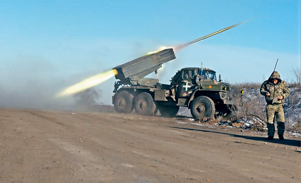 俄烏兩軍在烏東鹽礦城鎮索列達爾激戰。圖為烏兵周三在索列達爾郊區發射火箭炮。