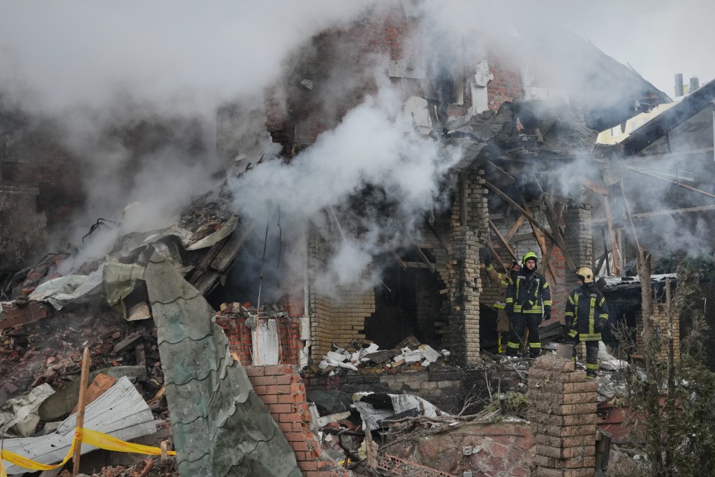 交通運輸部門重建成本最高,約960億美元,其次為能源與住宅部門,各約900億美元。 美聯社 交通運輸部門重建成本最高,約960億美元,其次為能源與住宅部門,各約900億美元。 美聯社