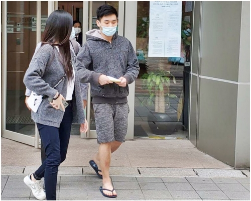 被告余鎮邦(右)。王尚哲攝