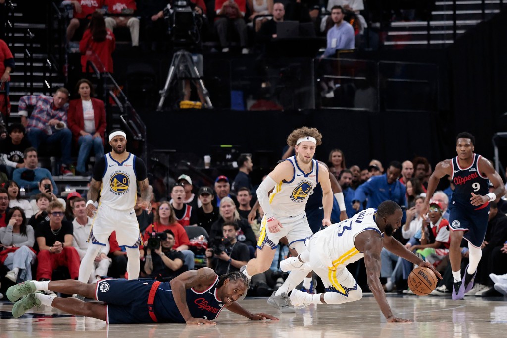 格連（右）關鍵時刻防守快艇主將李安納（左），直接當面「偷波」奠定勝局。AFP